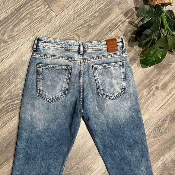 Zara floral embroidered distressed raw hem cropped ankle flares. Size 4 - Picture 8 of 9